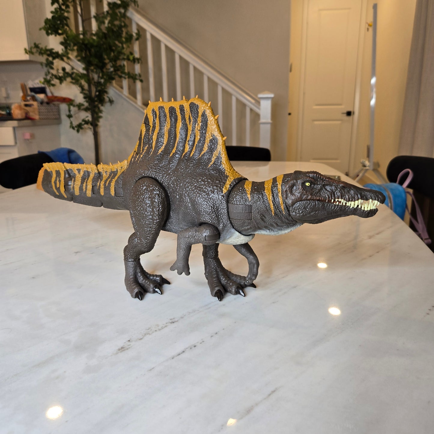 roaring spinosaurus