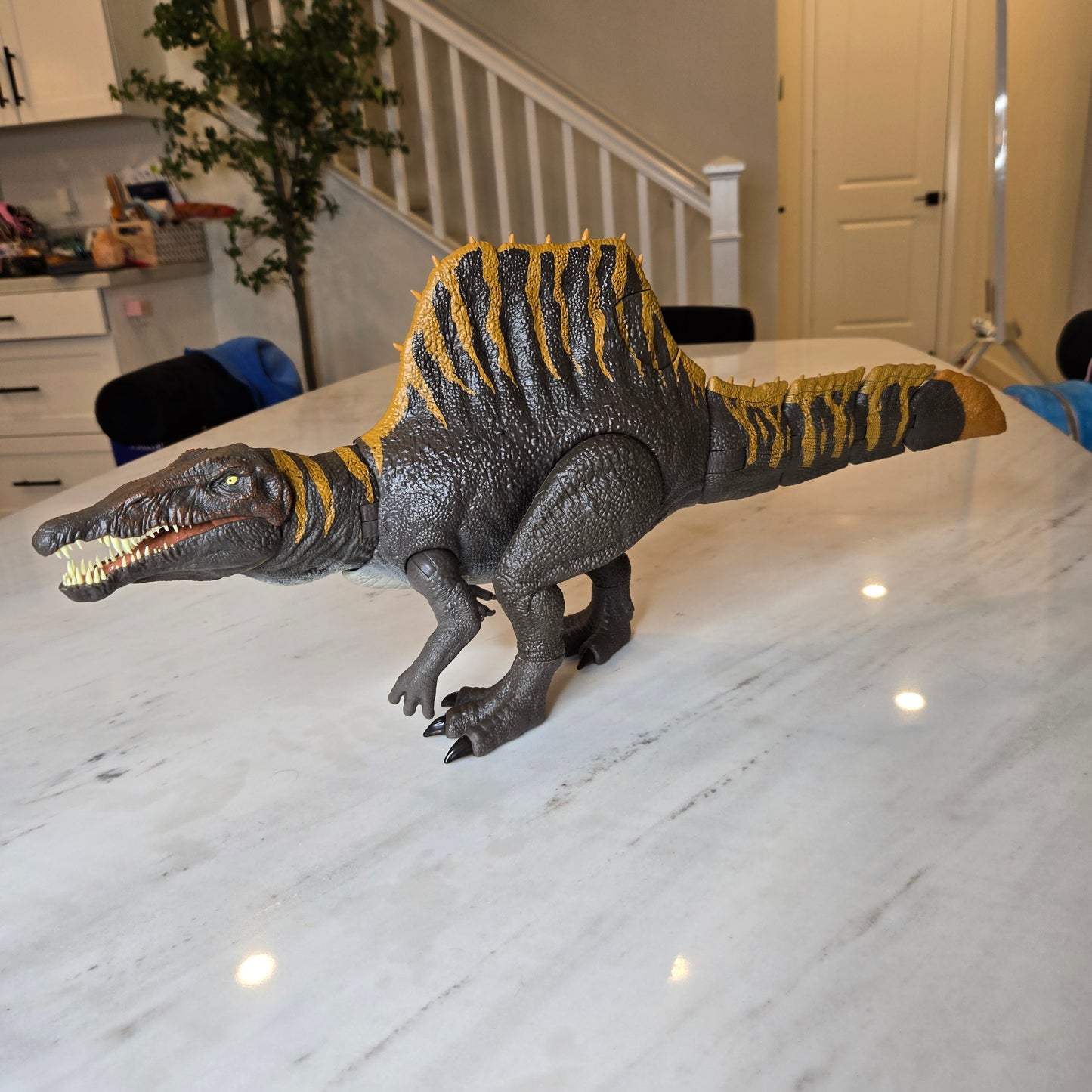 roaring spinosaurus