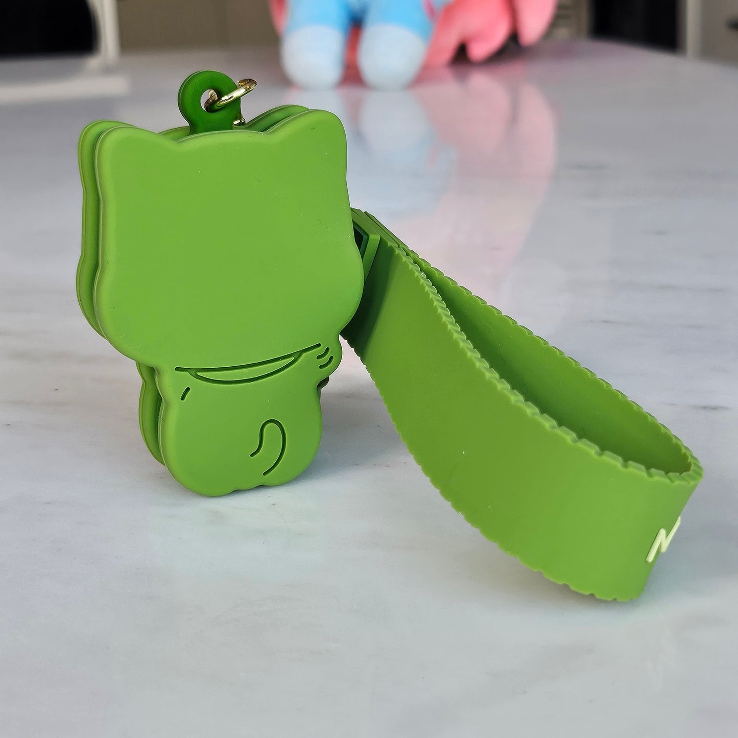 lucky cat keychain (green tea)