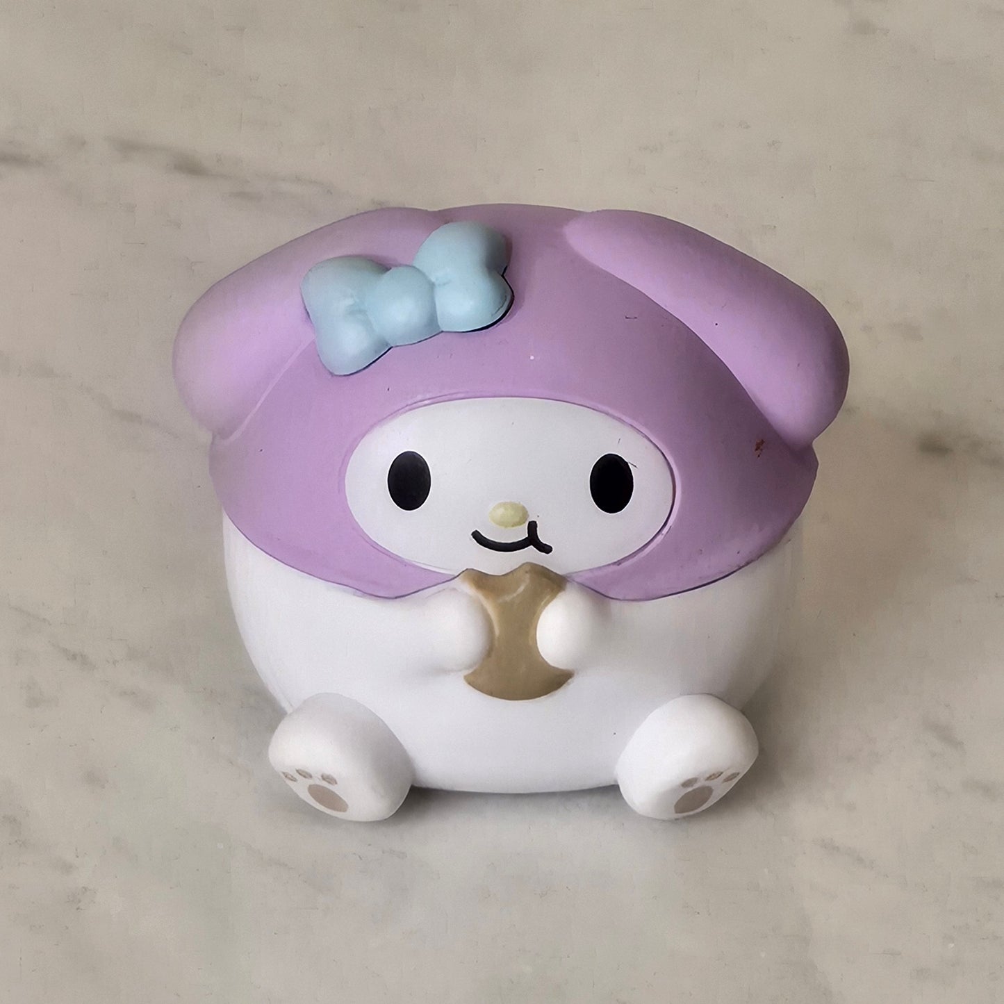 pink bunny eating cookie figure (round)