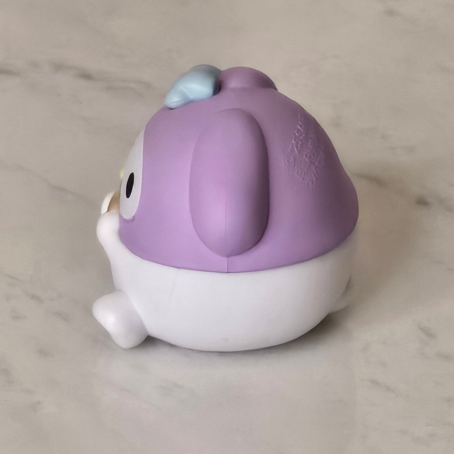 pink bunny eating cookie figure (round)