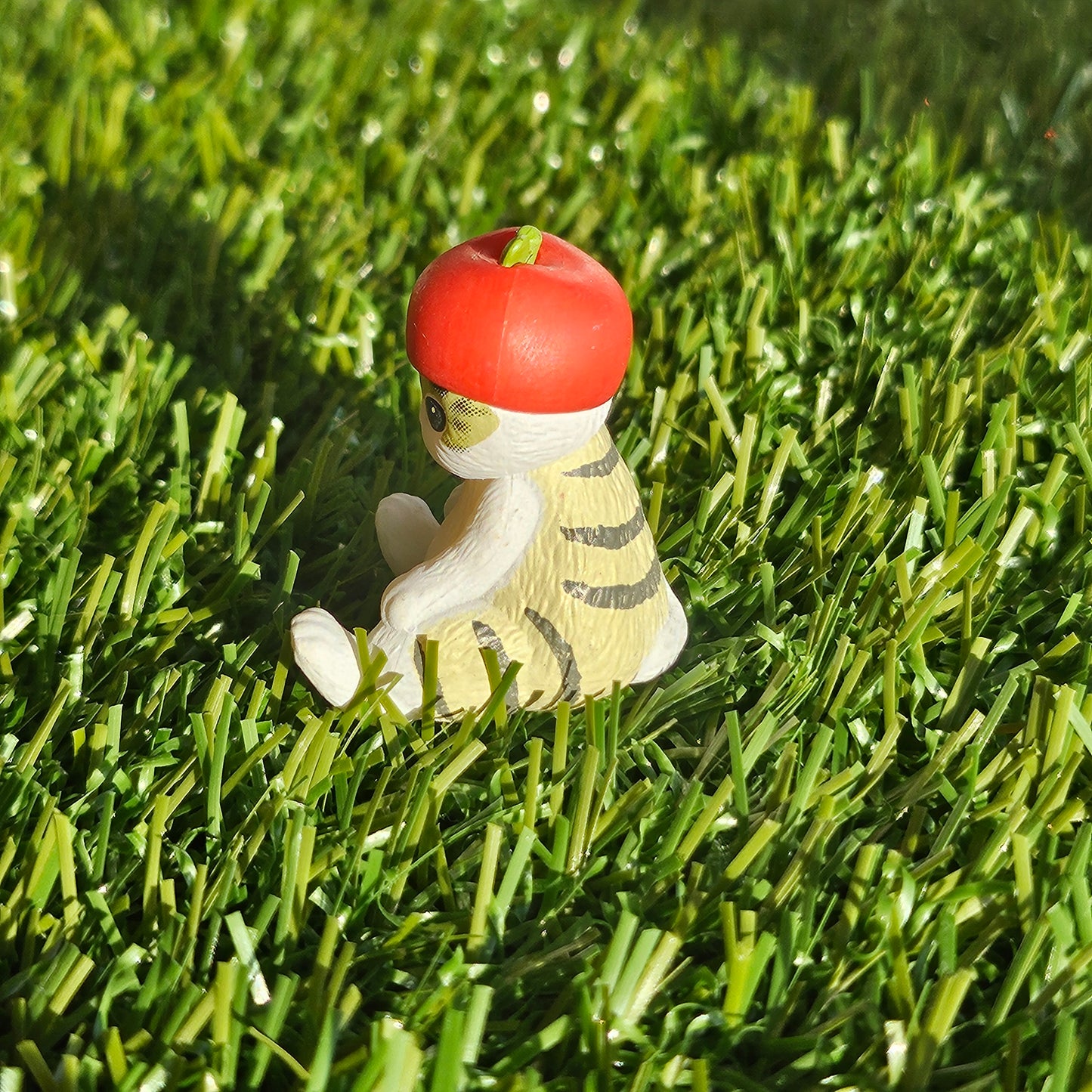 sitting apple mofusand cat