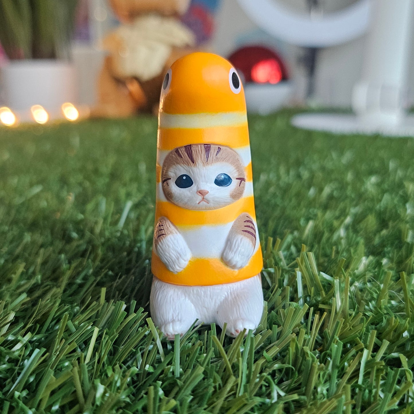 sitting garden eel mofusand cat