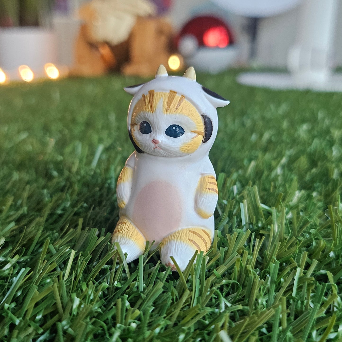 sitting cow mofusand cat