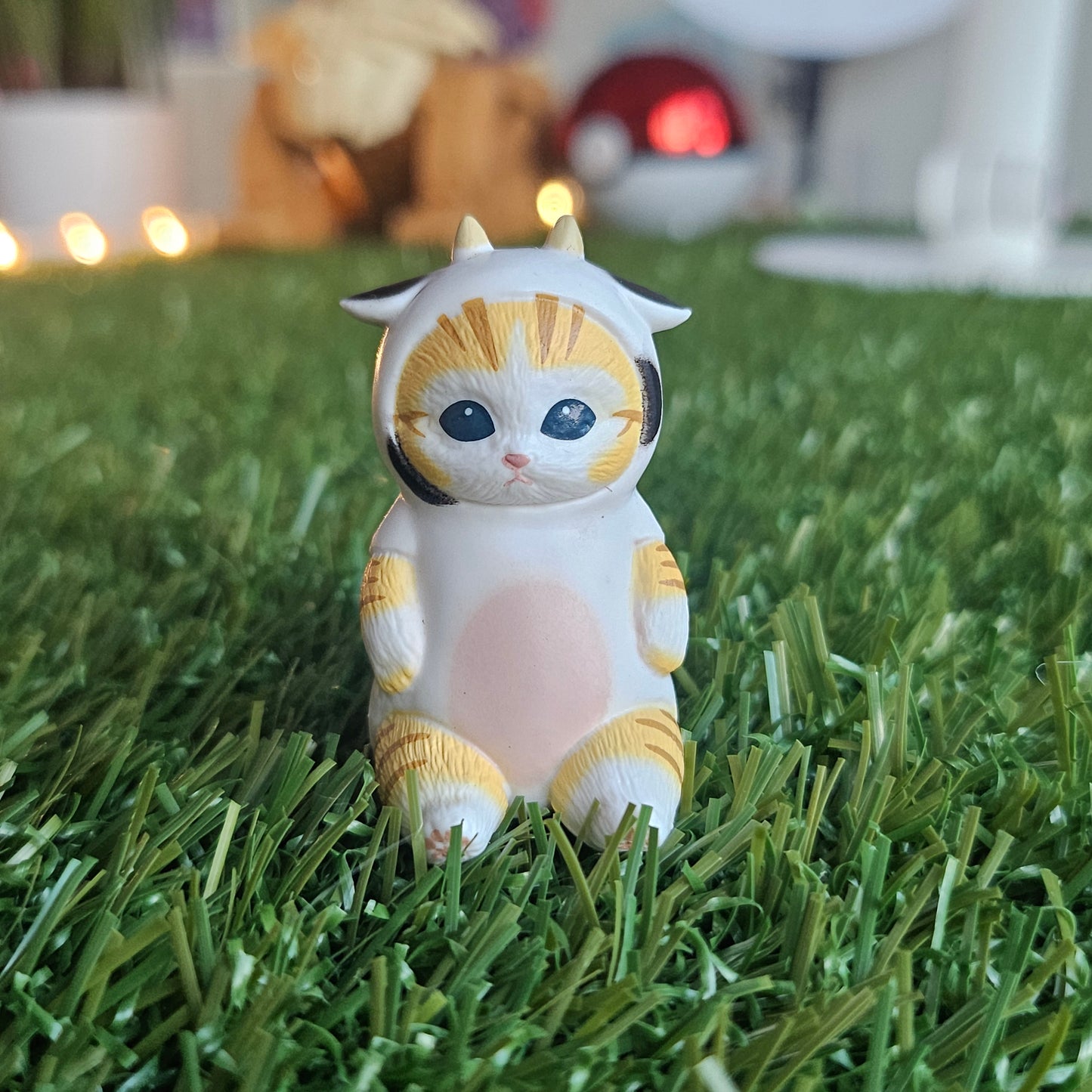 sitting cow mofusand cat