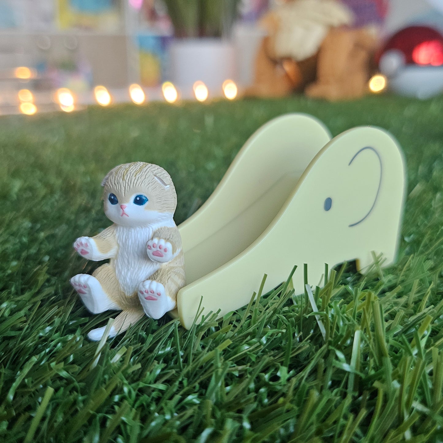 yellow slide mofusand cat