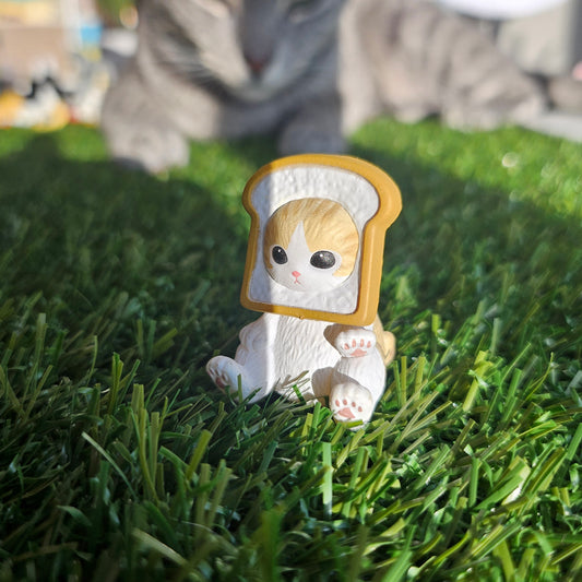 sitting toast mofusand cat