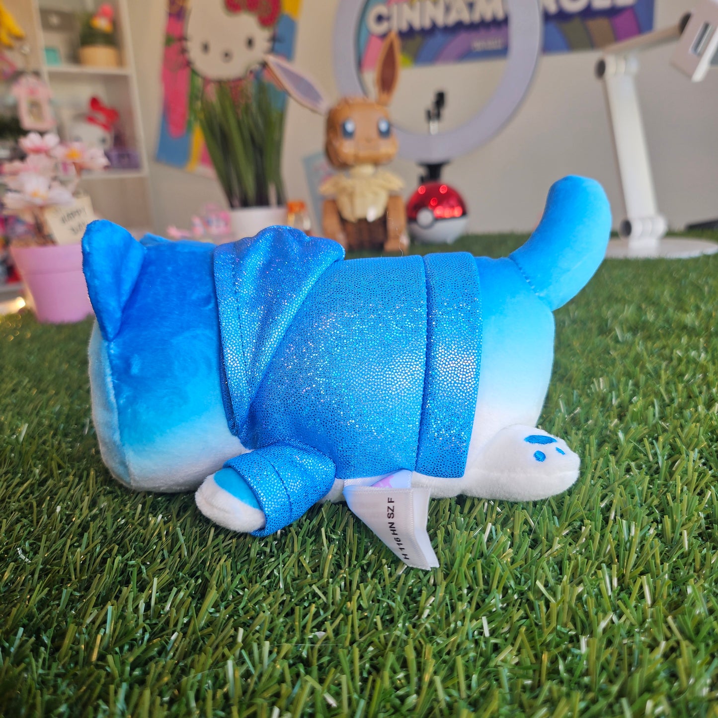 blue hoodie aphmau cat (pierce)