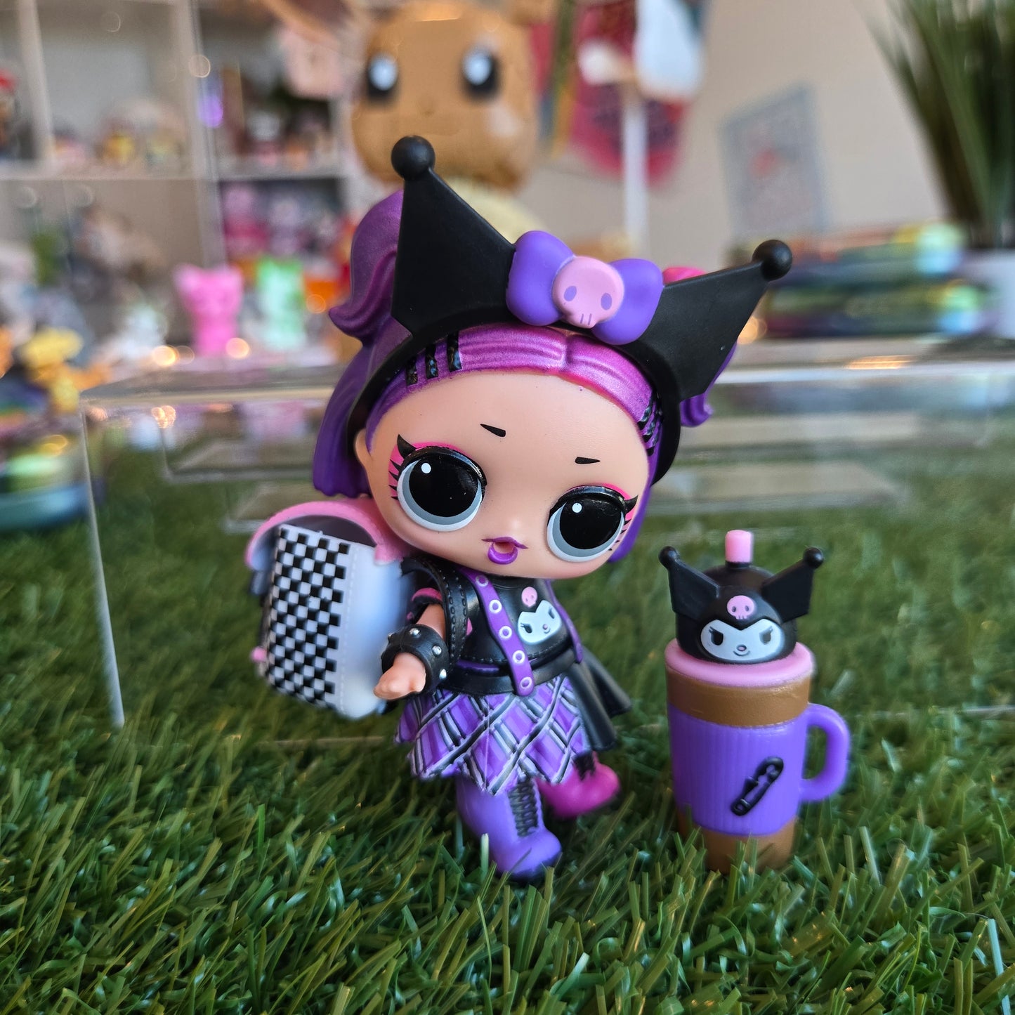 lol surprise figure (cheeky capsule)