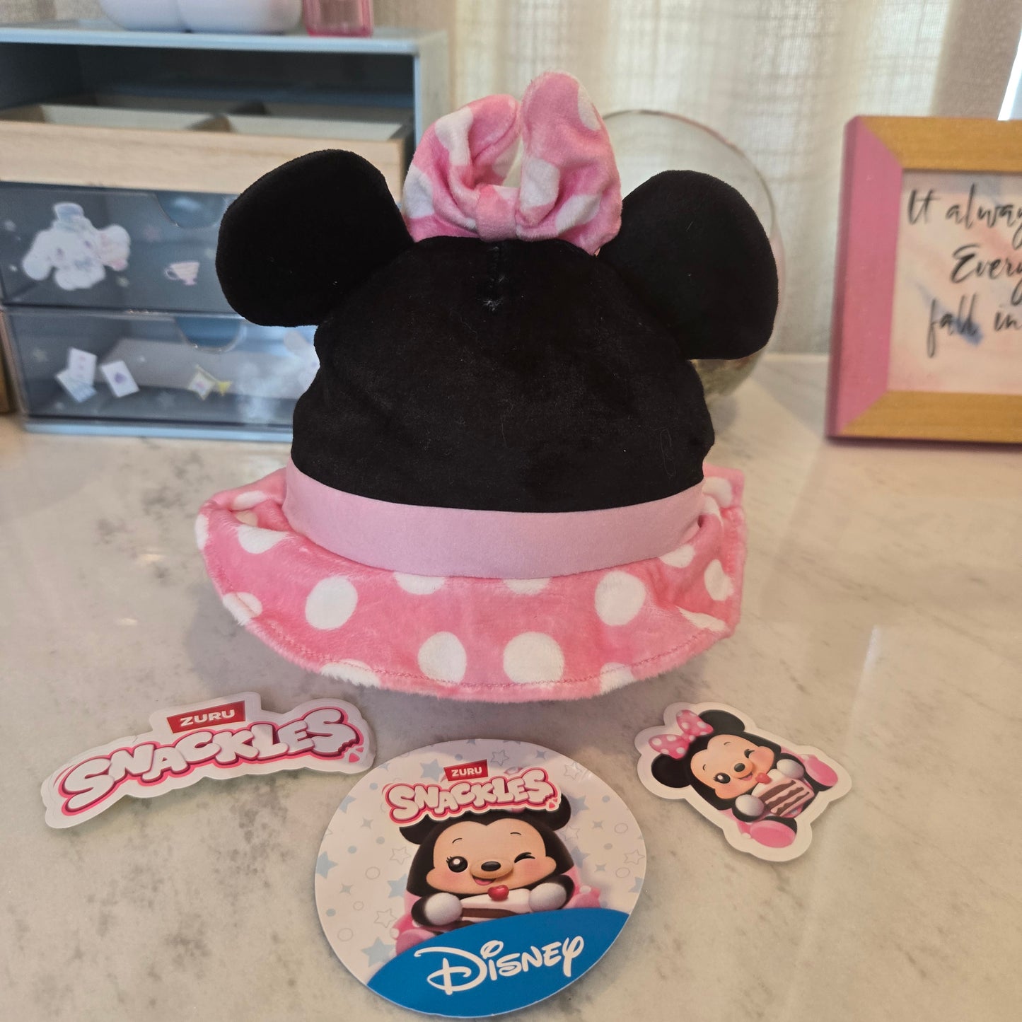 mouse with cake